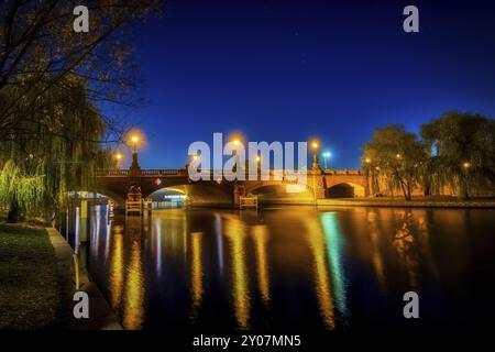 NightShot der Berliner Moltke-Brücke über die Spree mit bunten Reflexen im Wasser Stockfoto