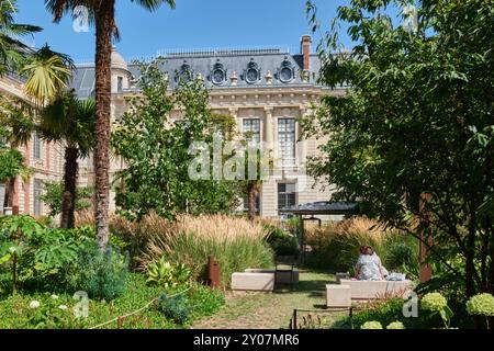 Ein Qiuet-Platz in Paris ist der Garten der Richlieu Nationalbibliothek Stockfoto