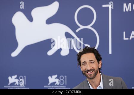 Venedig, Italien. September 2024. Schauspieler Adrien Brody aus dem Film „der Brutalist“ posiert für den Fotoaufruf während des 81. Internationalen Filmfestivals von Venedig, Italien, 1. September 2024. Quelle: Li Jing/Xinhua/Alamy Live News Stockfoto