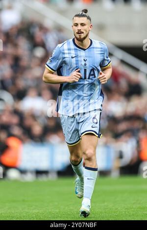 Newcastle, Großbritannien. September 2024. Radu Dr?gu?in von Tottenham Hotspur während des Premier League Spiels Newcastle United gegen Tottenham Hotspur im St. James's Park, Newcastle, Vereinigtes Königreich, 1. September 2024 (Foto: Mark Cosgrove/News Images) in Newcastle, Vereinigtes Königreich am 1. September 2024. (Foto: Mark Cosgrove/News Images/SIPA USA) Credit: SIPA USA/Alamy Live News Stockfoto