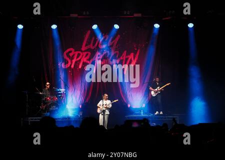 Jedburgh, Großbritannien. September 2024. EdgeFest 2024, Musikfestival. Lucy Spraggan trat auf der Bühne beim EdgeFest 2024 auf, Einem neuen Musikfestival in den Scottish Borders, das in Lilliardsedge in der Nähe von Jedburgh stattfindet. Das zweite Jahr der Veranstaltung zieht große Menschenmassen an. Main Stage Line Up Day Two 13:00 - SPILT MILK 14:10 - SCOOTY AND THE SKYHOOKS 15:25 - LUCY SPRAGGAN 16:45 - SCOUTING FOR GIRLS 18:15 - JAKE BUGG 19:45 - CALLUM BEATTIE 21:15 - UB40 MIT ALI CAMPBELL ( Credit: Rob Gray/Alamy Live News) Stockfoto