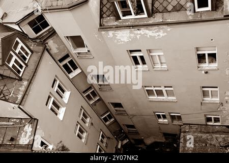 Ein Blick aus der Vogelperspektive auf einen Hinterhof in Karlsbad Stockfoto