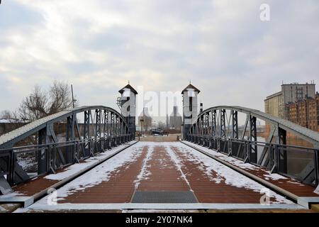 Eine historische Liftbrücke im Handelshafen Magdeburg Stockfoto