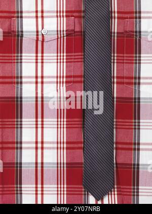 Nahaufnahme von ein schickes rot Tartan Herrenshirt mit einem mageren gestreifte Krawatte Hintergrundbild Stockfoto