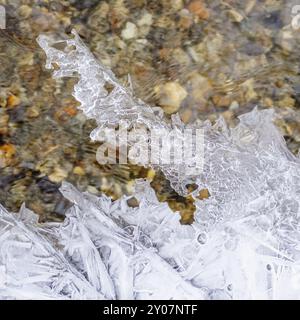 Eiskristalle und Spitzen auf den Bach Stockfoto