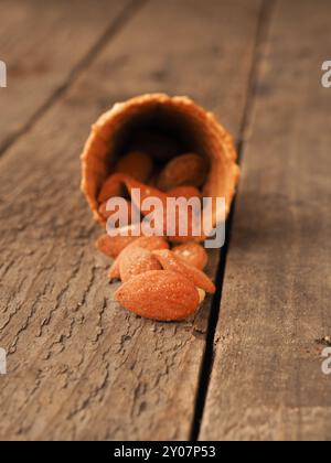 Eis mit Bio Mandeln auf einem rustikalen Holztisch Stockfoto