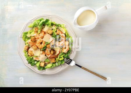 Garnelen Caesar Salat mit Parmesan Käse, Croutons und Salat, mit einer Gabel und die Sauce in einer Soße Boot, Schuß von der Oberseite mit einem Platz für Text Stockfoto