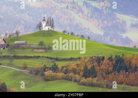 Slowenien, Skofja Loka, Kirche St. Thomas Sveti Tomaz auf einem Hügel in der slowenischen Landschaft, Herbstpanorama, Europa Stockfoto