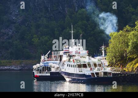 FLAM, Norwegen, 31. Juli 2018: Norwegisches Dorf am Sognefjord, Schiffe und Kreuzfahrtschiffe, Europa Stockfoto