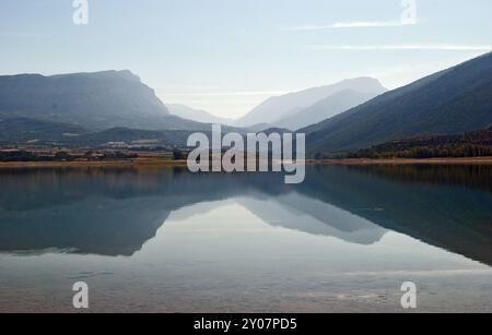 Das Pesonada-Gebirge und die Berge Boumort und Sant Corneli spiegeln sich im ruhigen Wasser des Sant Antoni-Stausees wider. Stockfoto