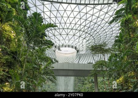 Der Rain Vortex, ein 40 m hoher Indoor-Wasserfall im Jewal Changi Airport in Singapur Stockfoto