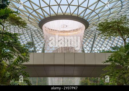 Der Rain Vortex, ein 40 m hoher Indoor-Wasserfall im Jewal Changi Airport in Singapur Stockfoto