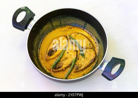 Traditionelles bengalisches Gericht Shorshe ilish in einer Antihaftpfanne. Es ist ein beliebtes Rezept mit Hilsa-Fisch, gekocht in einer Senfkernsoße. Berühmtes Essen aus Stockfoto