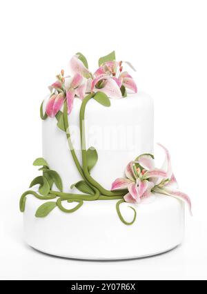 Torte mit Lilien isoliert auf weißem Hintergrund Stockfoto
