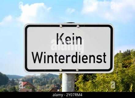 Schild am Straßenrand mit der Aufschrift Stockfoto