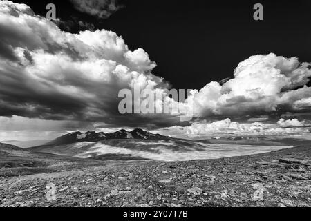 Regenschauer über dem Acre Massiv, Stora Sjoefallet Nationalpark, Laponia zum Weltkulturerbe, Norrbotten, Lappland, Schweden, Juli 2013, Europa Stockfoto