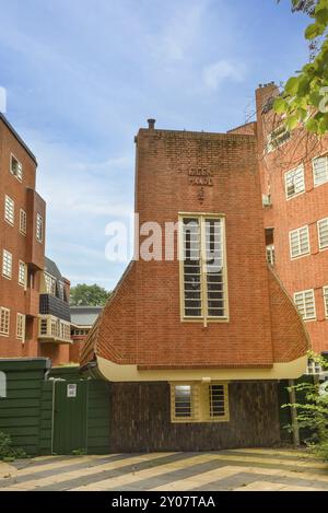 Amsterdam, Niederlande. Juni 2022. Details und Fassaden der charakteristischen Backsteinkonstruktion des Wohngebäudes in Amsterdam Schule Stil architec Stockfoto