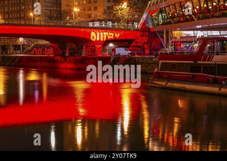 Beleuchtete Franz-Josefs-Kai und Schwedenbrücke, am Donaukanal, Nachtaufnahme, Wien, Österreich, Europa Stockfoto