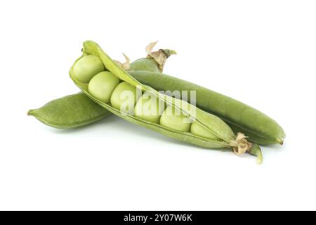 Offene Erbsenschale und runde grüne Erbsen im Inneren, isoliert auf weißem Hintergrund Stockfoto