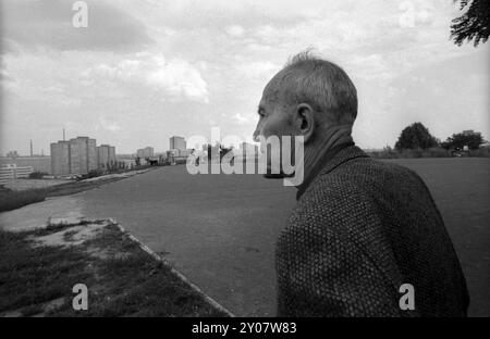 Deutschland, Berlin, 27. Juni 1991, im Volkspark Prenzlauer Berg, Blick auf das neue Entwicklungsgebiet Fennpfuhl/Lichtenberg, älterer Mann, Europa Stockfoto