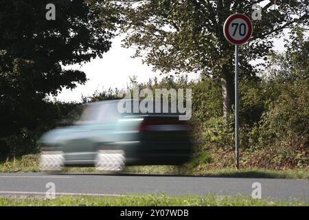 Geschwindigkeit vor einem Schild mit 70 km/h Stockfoto