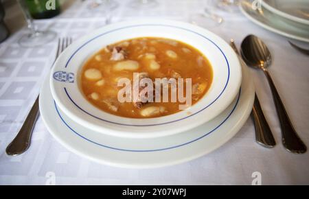 Judiones a la granja, Eintopf aus Riesenbohnen und Würstchen, traditionelles Gericht in Kastilien und Leon, Spanien, Europa Stockfoto