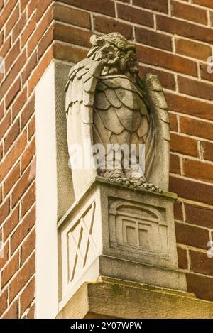 Amsterdam, Niederlande. Juni 2022. Details der Fassaden des charakteristischen Backsteingebäudes des Wohnkomplexes mit Bogen im Stil der Amsterdamer Schule Stockfoto