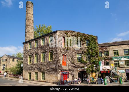 Die ehemalige Hebden Bridge Mill ist heute ein Café und Einzelhandelsgeschäfte an der Ecke St George Street und Bridge Gate in West Yorkshire Stockfoto