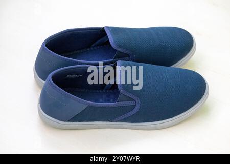 Modische Herrenschuhe auf weißem Hintergrund. Stockfoto