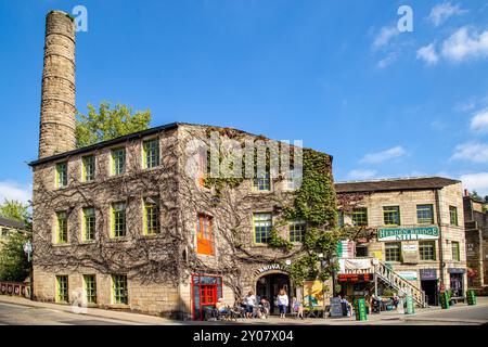 Die ehemalige Hebden Bridge Mill ist heute ein Café und Einzelhandelsgeschäfte an der Ecke St George Street und Bridge Gate in West Yorkshire Stockfoto