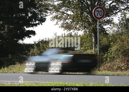 Geschwindigkeit vor einem Schild mit 70 km/h Stockfoto