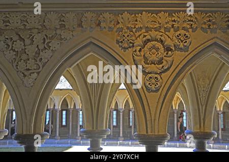 Säulen und Reliefs, Kreuzgang, Abtei Mont Saint Michel, Frankreich, Europa Stockfoto