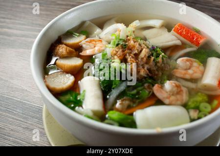 Ein Blick auf eine Schüssel Meeresfrüchte Pho. Stockfoto