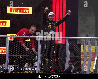 Monza, Italien. September 2024. Motorsport: Formel-1-Weltmeisterschaft, großer Preis von Italien, Rennpodium: Gewinner Charles Leclerc aus Monaco des Teams Scuderia Ferrari feiert. Quelle: Hasan Bratic/dpa/Alamy Live News Stockfoto