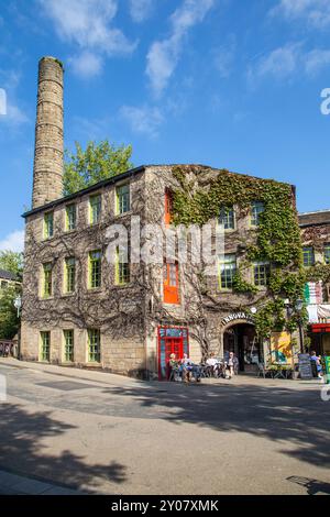 Die ehemalige Hebden Bridge Mill ist heute ein Café und Einzelhandelsgeschäfte an der Ecke St George Street und Bridge Gate in West Yorkshire Stockfoto