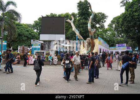 1. September 2024, Kalkutta, Indien: Die Sharad Boi Parban (Herbstbuchmesse) befindet sich im Rabindra Sadan Komplex in vollem Gange und begann am 30. August 2024. Die 8-tägige Veranstaltung wird von einer privaten Organisation organisiert und von der Regierung Westbengalen unterstützt und zieht Buchliebhaber an, die auf intellektuelle Nahrung und einen kulturellen Ausflug begierig sind. Mit rund 50 namhaften Verlagen bietet die Messe eine vielfältige Auswahl an Büchern, die für die literarischen Enthusiasten Kalkutas ein muss ist. Im Laufe der Woche wird eine große Beteiligung erwartet. Stockfoto