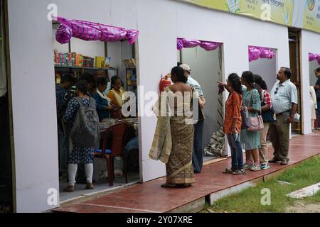 1. September 2024, Kalkutta, Indien: Die Sharad Boi Parban (Herbstbuchmesse) befindet sich im Rabindra Sadan Komplex in vollem Gange und begann am 30. August 2024. Die 8-tägige Veranstaltung wird von einer privaten Organisation organisiert und von der Regierung Westbengalen unterstützt und zieht Buchliebhaber an, die auf intellektuelle Nahrung und einen kulturellen Ausflug begierig sind. Mit rund 50 namhaften Verlagen bietet die Messe eine vielfältige Auswahl an Büchern, die für die literarischen Enthusiasten Kalkutas ein muss ist. Im Laufe der Woche wird eine große Beteiligung erwartet. Stockfoto