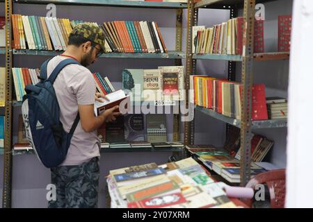 1. September 2024, Kalkutta, Indien: Die Sharad Boi Parban (Herbstbuchmesse) befindet sich im Rabindra Sadan Komplex in vollem Gange und begann am 30. August 2024. Die 8-tägige Veranstaltung wird von einer privaten Organisation organisiert und von der Regierung Westbengalen unterstützt und zieht Buchliebhaber an, die auf intellektuelle Nahrung und einen kulturellen Ausflug begierig sind. Mit rund 50 namhaften Verlagen bietet die Messe eine vielfältige Auswahl an Büchern, die für die literarischen Enthusiasten Kalkutas ein muss ist. Im Laufe der Woche wird eine große Beteiligung erwartet. Stockfoto