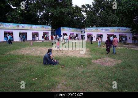 1. September 2024, Kalkutta, Indien: Die Sharad Boi Parban (Herbstbuchmesse) befindet sich im Rabindra Sadan Komplex in vollem Gange und begann am 30. August 2024. Die 8-tägige Veranstaltung wird von einer privaten Organisation organisiert und von der Regierung Westbengalen unterstützt und zieht Buchliebhaber an, die auf intellektuelle Nahrung und einen kulturellen Ausflug begierig sind. Mit rund 50 namhaften Verlagen bietet die Messe eine vielfältige Auswahl an Büchern, die für die literarischen Enthusiasten Kalkutas ein muss ist. Im Laufe der Woche wird eine große Beteiligung erwartet. Stockfoto