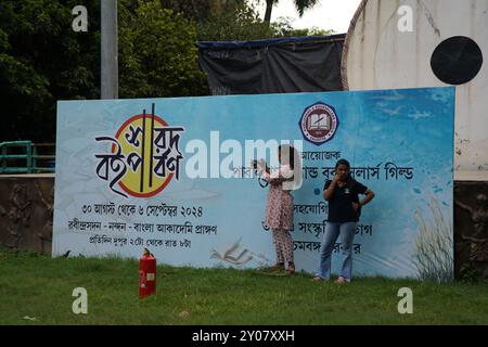 1. September 2024, Kalkutta, Indien: Die Sharad Boi Parban (Herbstbuchmesse) befindet sich im Rabindra Sadan Komplex in vollem Gange und begann am 30. August 2024. Die 8-tägige Veranstaltung wird von einer privaten Organisation organisiert und von der Regierung Westbengalen unterstützt und zieht Buchliebhaber an, die auf intellektuelle Nahrung und einen kulturellen Ausflug begierig sind. Mit rund 50 namhaften Verlagen bietet die Messe eine vielfältige Auswahl an Büchern, die für die literarischen Enthusiasten Kalkutas ein muss ist. Im Laufe der Woche wird eine große Beteiligung erwartet. Stockfoto