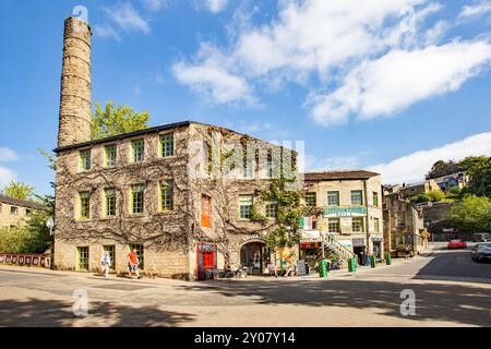 Die ehemalige Hebden Bridge Mill ist heute ein Café und Einzelhandelsgeschäfte an der Ecke St George Street und Bridge Gate in der beliebten Stadt Yorkshire Stockfoto