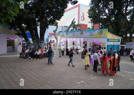 1. September 2024, Kalkutta, Indien: Die Sharad Boi Parban (Herbstbuchmesse) befindet sich im Rabindra Sadan Komplex in vollem Gange und begann am 30. August 2024. Die 8-tägige Veranstaltung wird von einer privaten Organisation organisiert und von der Regierung Westbengalen unterstützt und zieht Buchliebhaber an, die auf intellektuelle Nahrung und einen kulturellen Ausflug begierig sind. Mit rund 50 namhaften Verlagen bietet die Messe eine vielfältige Auswahl an Büchern, die für die literarischen Enthusiasten Kalkutas ein muss ist. Im Laufe der Woche wird eine große Beteiligung erwartet. Stockfoto