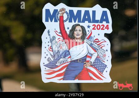 Chicago, USA. 31. August 2024. Ein Aufkleber zur Unterstützung von Kamala Harris ist am 1. September 2024 auf einer Heckscheibe eines Jeeps in Chicago, Illinois, zu sehen. Der „Mamala“-Aufkleber verweist auf Kamala als Stiefmutter und zeigt auch einige Trends in der Populärkultur, wie Frauen-Ikonen Superhelden sind. (Foto: Alexandra Buxbaum/SIPA USA) Credit: SIPA USA/Alamy Live News Stockfoto