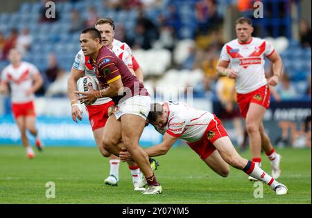 Huddersfield Giants’ Tuimoala Lolohea (links) wird von St Helens’ Joe Batchelor während des Gallagher Premiership Matches im John Smith's Stadium in Huddersfield angegriffen. Bilddatum: Sonntag, 1. September 2024. Siehe PA Story RUGBYL Huddersfield. Das Foto sollte lauten: Nigel French/PA Wire. EINSCHRÄNKUNGEN: Verwendung unterliegt Einschränkungen. Nur redaktionelle Verwendung, keine kommerzielle Nutzung ohne vorherige Zustimmung des Rechteinhabers. Stockfoto