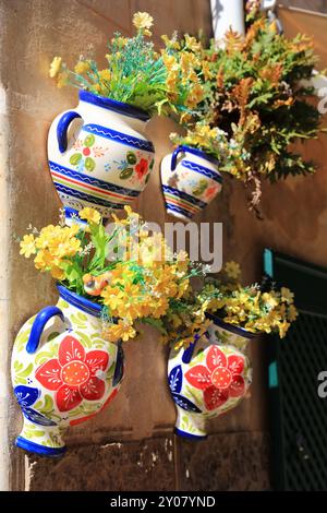 Mallorca (Mallorca) Insel - traditionelles Dorf Valldemossa mit bezaubernder Blumendekoration und farbenfrohen Keramiktöpfen an der Wand Stockfoto