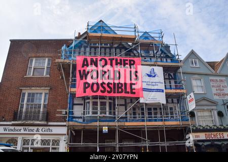 Windsor, England, Großbritannien. September 2024. Die Demonstranten hängen gegenüber Windsor Castle ein Banner mit der Aufschrift „eine andere Welt ist möglich“ auf. Aktivisten der Extinction Rebellion marschierten am letzten Tag ihrer dreitägigen Übernahme von Windsor durch ihre 'Upgrade Democracy' und forderten die Regierung auf, gegen die Klimakrise zu handeln. (Kreditbild: © Vuk Valcic/ZUMA Press Wire) NUR REDAKTIONELLE VERWENDUNG! Nicht für kommerzielle ZWECKE! Quelle: ZUMA Press, Inc./Alamy Live News Stockfoto