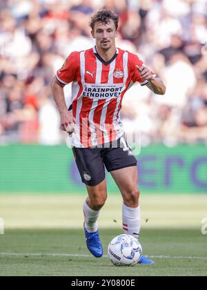 EINDHOVEN, NIEDERLANDE - 1. SEPTEMBER: Olivier Boscagli von PSV läuft mit dem Ball während eines niederländischen Eredivisie-Spiels zwischen PSV und Go Ahead Eagles im Philips Stadion am 1. September 2024 in Eindhoven, Niederlande. (Foto: Broer van den Boom/Orange Pictures) Stockfoto