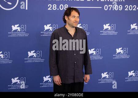 News - Wolfs - Photocall - der Regisseur des 81. Internationalen Filmfestivals Venedig Jon Watts nimmt am 81. Internationalen Filmfestival Venedig am 1. September 2024 in Venedig Teil. Foto: Cinzia Camela. Lido di Venezia Palazzo del Casinò Italien Copyright: XCinziaxCamelax/xLiveMediax LPN 1498578 Stockfoto