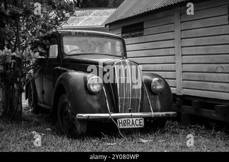 Eine alte Morris 8, die restauriert werden muss, Warkworth, Auckland, Nordinsel, Neuseeland Stockfoto