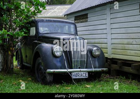 Eine alte Morris 8, die restauriert werden muss, Warkworth, Auckland, Nordinsel, Neuseeland Stockfoto